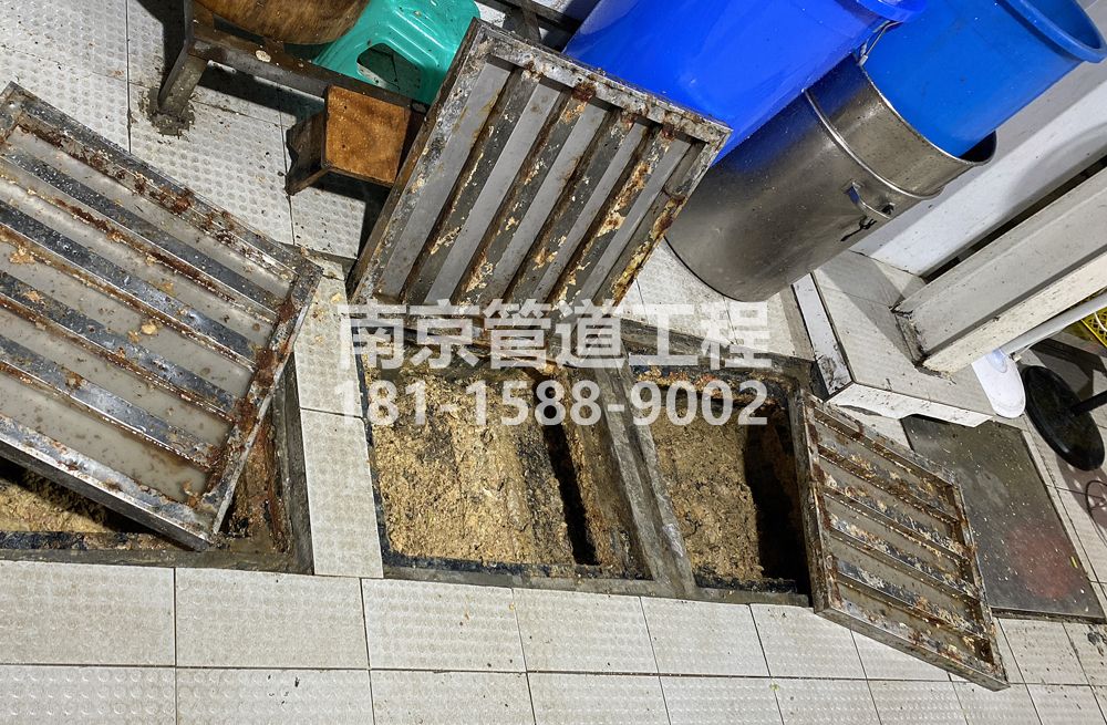 278摄山村城管中队食堂隔油池清理