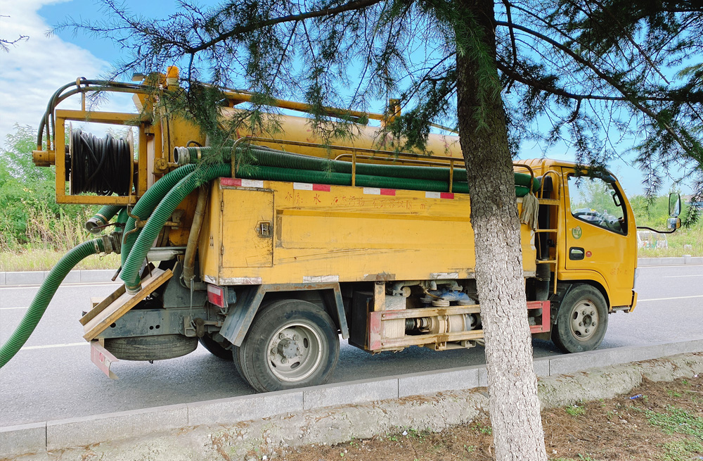 283摄山村清洗抽粪车